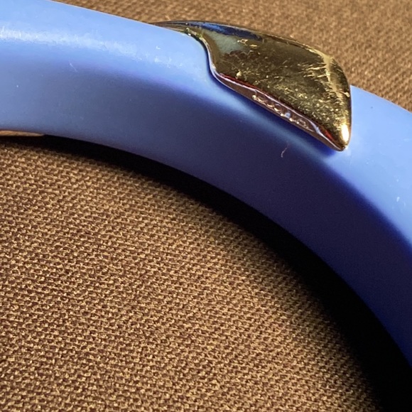 MONET BLUE PLASTIC BANGLE BRACELET VINTAGE - Picture 7 of 8